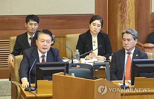 윤석열 대통령이 4일 서울 종로구 헌법재판소에서 열린 본인의 탄핵심판 5차 변론에 피청구인으로 출석해 진술하고 있다.  [헌법재판소 제공]